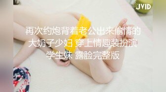 00后小娇妻露脸跟小哥激情啪啪，让小哥草嘴深喉，玩着奶头亲小嘴，压在身下爆草抽插，浪叫呻吟，自己抠逼