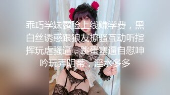 办公室里的骚娜娜姐，开档丝袜制服诱惑，在办公桌前就漏奶子玩弄后面还有个小哥哥，跑到厕所火腿肠高跟鞋自慰