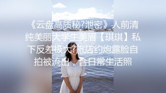 三个小伙各自带着漂亮的小娇妻酒店玩换妻玩游戏输了脱衣服最后全部脱光光