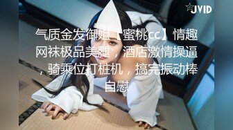 美女如云洗浴场女客换衣室淋浴间内部真实偸拍角度刁钻看点十足两个美眉的阴毛太性感了一个倒三角一个长方形干净诱人2