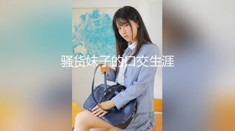 妹子边晾衣服边跟人视频聊天露出奶子