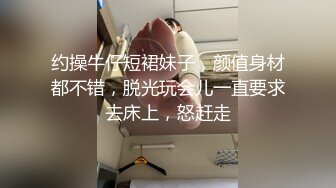 冠希带着他的粉丝来了… 我知道今晚上又少不了一场恶战了～ 看我怎么抽干你们两个