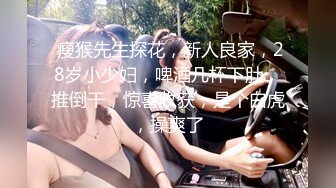 胆量惊人的户外坑神大学校园火车站专挑年轻时尚美女下手拍完露脸全身再跟进厕所拍下面年轻人BB是真嫩