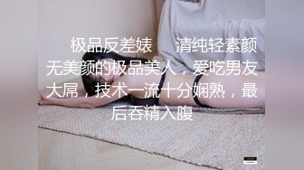 8月新流出私房大神极品收藏商场女厕全景后拍系列破洞吊带牛仔裤美女打着电话上厕所