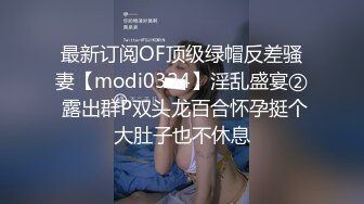 办公室里的骚女人，有大哥就在后面就漏着奶子陪狼友玩，奶头上还夹着小铃铛，逼里塞着跳蛋叫大哥过来玩奶子