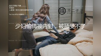 办公室的迷人小妹被大姐教的越来越骚了，全程露脸粉穴特写展示，跟狼友互动撩骚听指挥，跳蛋玩逼呻吟可射