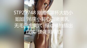 黑丝高跟美女电梯口玩全裸