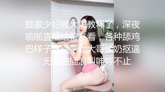 公司的主管把女同事带到出租屋里操，上去就把鸡巴插女孩嘴里了