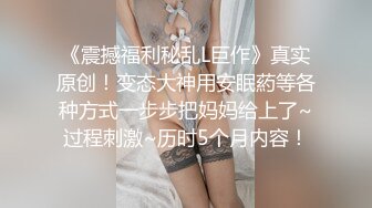 用手指就能把小母狗扣得很舒服，‘疼吗，我不操你以后你让人家操也会很疼的，现在我多操你你以后就不会疼啦’！