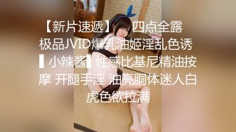 《魔手外购》特攻队大神潜入高校女卫连续偸拍多位学生妹课间方便拍脸再拍逼小姐姐蹲大号白色分泌物好长挂逼上不掉