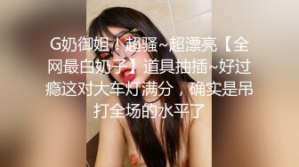 小骚逼~正耍着手机就被我强行进入小穴抽插~看她这紧致的屁眼，下次给她调教开发一下~哈哈！！