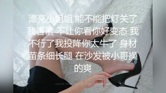   外表清纯短发18学生妹为赚钱拍摄，娇小身材无毛嫩穴，抱在身上扣穴