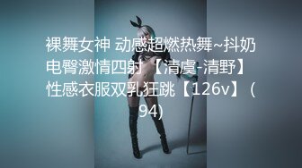 2020新臻品360绿叶房偷拍 ❤楞青小伙搞少妇刚进房间衣服没有扒干净扑倒就开干