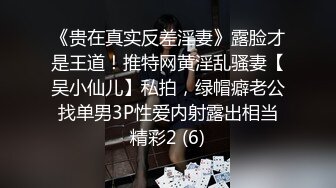 无毛白虎少妇近距离特写骑乘主动激情啪啪，上下快速套弄蠕动，不够爽按摩器震动阴蒂，灵活大屁股扭动猛烈撞击