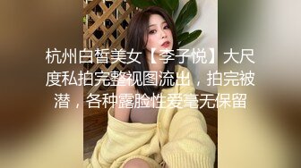 近日刚播03年大美妞和金主爸爸开房操逼，贫乳奶子细长美腿，浴室洗澡妹子很乖