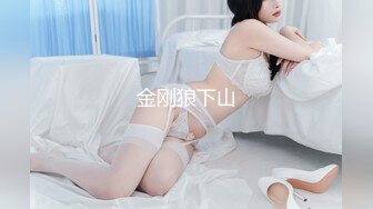 非正规的足疗店大哥享受完技师的服务后还有特妇，真实偷拍技师脱光在床上被大哥压在身下爆草后入大屁股射完退场