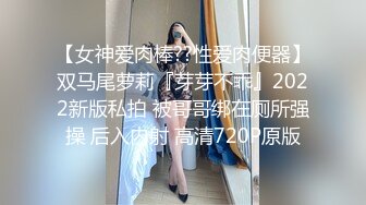 玩的很嗨的嫂子伺候大哥啪啪，温柔的舔弄大鸡巴让大哥无套抽插，抠逼爆菊花，按摩棒摩擦，掰开逼逼让大哥尿