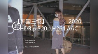 会瑜伽的女人一字马向上劈起 被男人肆意挑逗乳房 受不了自己掰开内裤自慰了