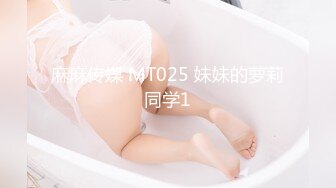 浓妆妖艳新人美女！一头黑发大奶子！15CM假屌深喉一插到底，无毛肥穴大黑牛伺候，假屌抽插超粉嫩