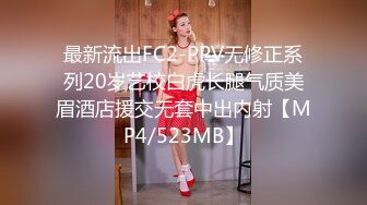 红唇花臂妹子啪啪舔奶口交一字马张开双腿按着大力猛操