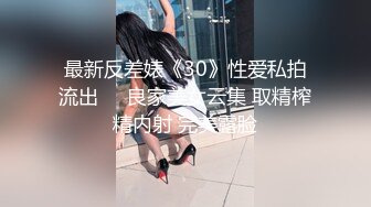 JK双马尾学生妹抓娃娃。肉丝袜白内直接把相机坐掉