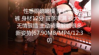 屌絲男和女炮友看電影中途到廁所裡用礦泉水洗完雞巴後在裡面上演活春宮