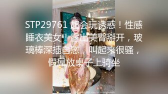 两美女互相打咪咪，爆笑