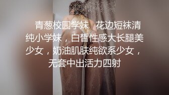 两个妹子脱光衣服练习完模特步就被眼镜小哥双飞