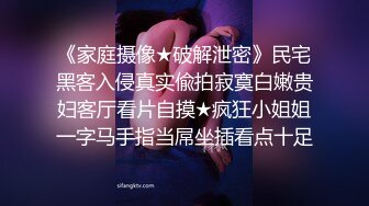 眼神很媚的极品骚妹妹全程露脸大秀直播诱惑狼友，无毛粉嫩骚穴掰开给狼友看特写，尿尿给你看道具抽插冒白浆