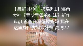 风骚的黑丝少妇露脸被两个大哥玩弄蹂躏，让大哥草嘴口交揉奶玩逼，双洞齐插小嘴都不闲着，淫声荡语不断真骚