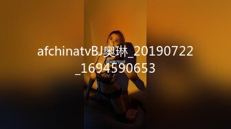  小学妹这是喝多了啊被无良男女带到酒店直播啪啪，扒光了吃奶玩逼鸡巴塞嘴里