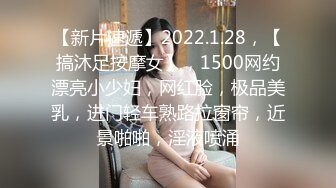 极品美女戴着跳蛋逛街 淫汁黏糊糊躲公厕里自慰 轻声细吟不敢出声 潮液都滴到美腿上了