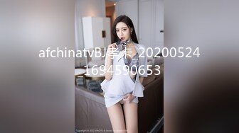 商场女厕全景偷拍两个美女的肥鲍鱼卧槽，无意中发现还有一个小伙也在趴下看美女的B_0